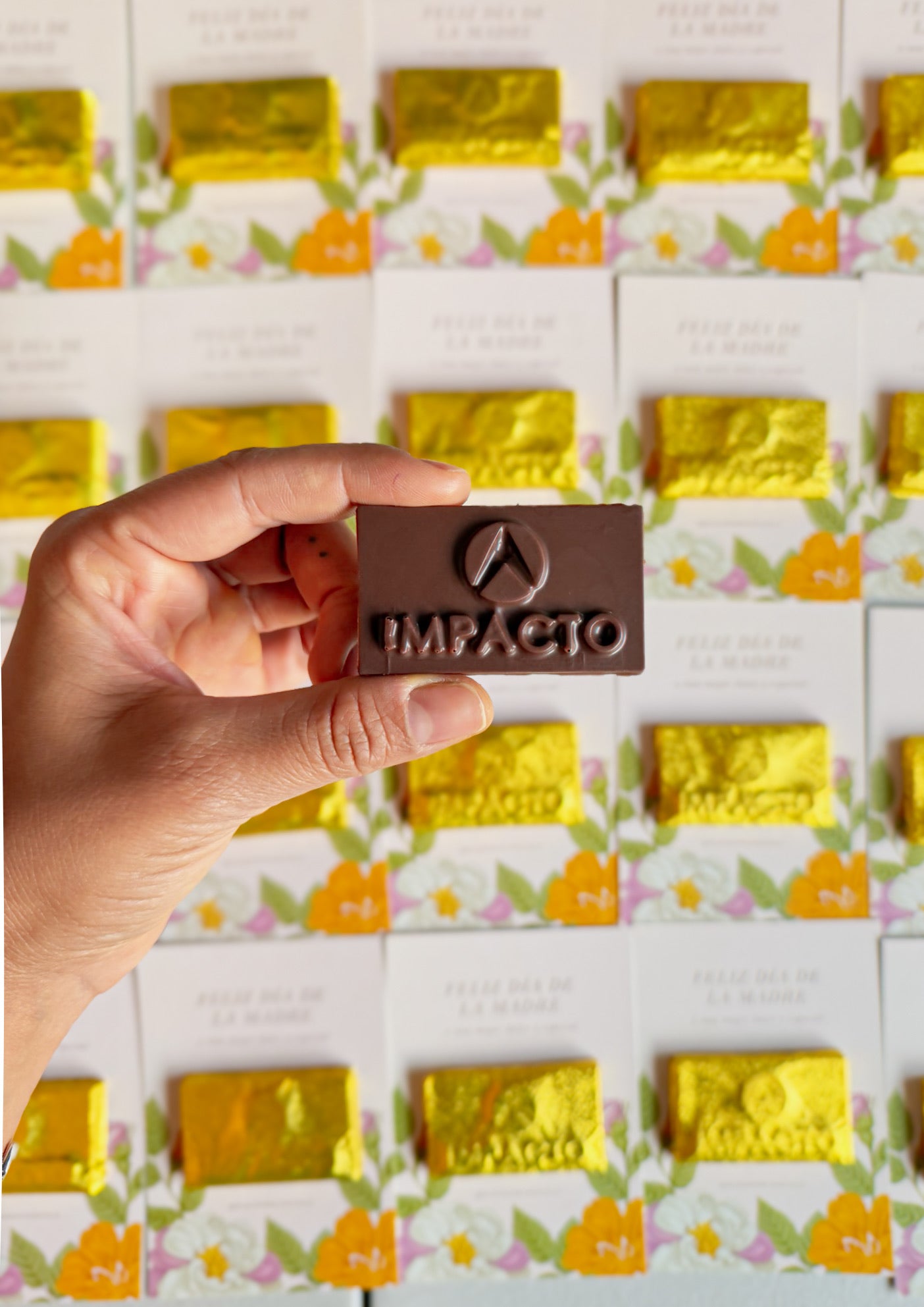 Tarjeta + 1 chocolate personalizado en alto relieve